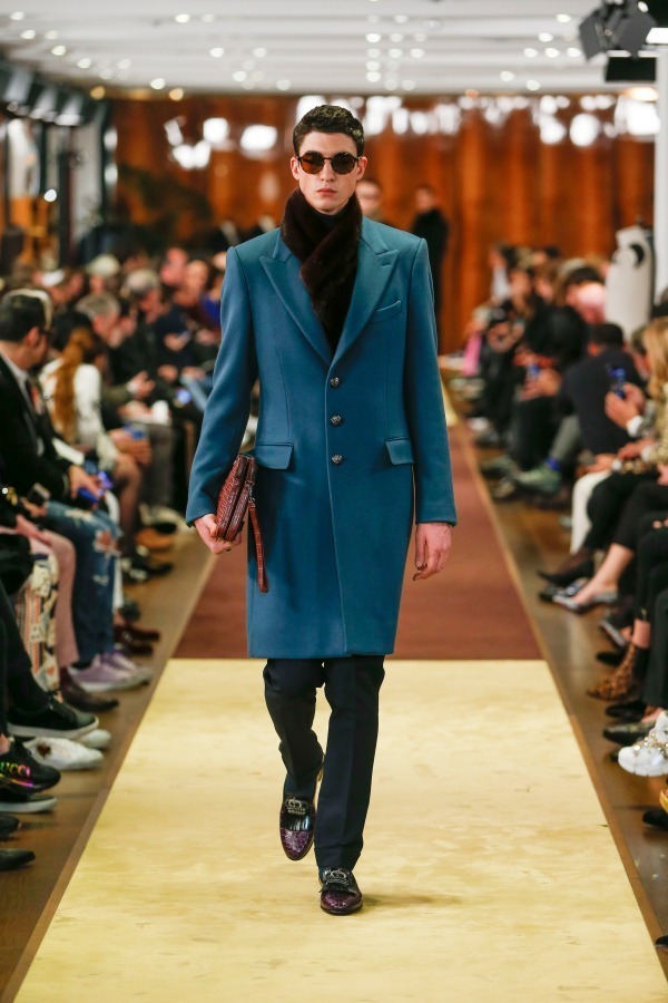 写真14 42 メンズ 青のチェスターコートを使ったコーディネート着用 コレクションルックギャラリー ファッションプレス