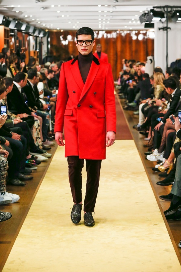 写真14 42 メンズ 赤のチェスターコートを使ったコーディネート着用 コレクションルックギャラリー ファッションプレス