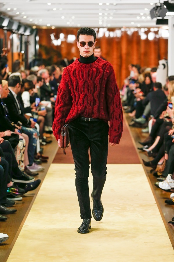 写真33 42 ページ2 メンズ 赤のセーター ニット を使ったコーディネート着用 コレクションルックギャラリー ファッションプレス