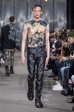 コモン スウェーデン 2019年秋冬コレクション、再び鳴らす消費社会への警鐘｜写真3