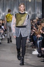 コモン スウェーデン 2019年秋冬コレクション、再び鳴らす消費社会への警鐘｜写真11