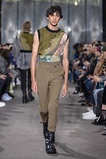 コモン スウェーデン 2019年秋冬コレクション、再び鳴らす消費社会への警鐘｜写真12