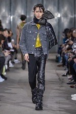 コモン スウェーデン 2019年秋冬コレクション、再び鳴らす消費社会への警鐘｜写真13