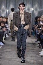 コモン スウェーデン 2019年秋冬コレクション、再び鳴らす消費社会への警鐘｜写真16