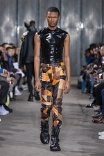 コモン スウェーデン 2019年秋冬コレクション、再び鳴らす消費社会への警鐘｜写真23