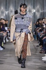 コモン スウェーデン 2019年秋冬コレクション、再び鳴らす消費社会への警鐘｜写真27