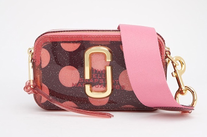 マーク ジェイコブス「スナップショット」がクリアバッグに、キャンディカラーの新作PVCシューズも