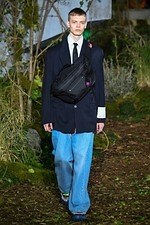 オフ-ホワイト 2019-20年秋冬コレクション - 公共放送が映し出すスペクタクルな世界｜写真2