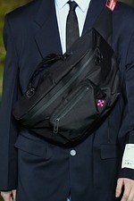 オフ-ホワイト 2019-20年秋冬コレクション - 公共放送が映し出すスペクタクルな世界｜写真3