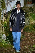 オフ-ホワイト 2019-20年秋冬コレクション - 公共放送が映し出すスペクタクルな世界｜写真4
