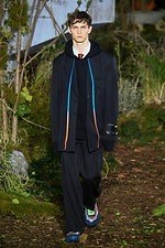 オフ-ホワイト 2019-20年秋冬コレクション - 公共放送が映し出すスペクタクルな世界｜写真9