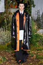 オフ-ホワイト 2019-20年秋冬コレクション - 公共放送が映し出すスペクタクルな世界｜写真10