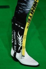 オフ-ホワイト 2019-20年秋冬コレクション - 公共放送が映し出すスペクタクルな世界｜写真16