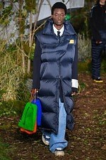 オフ-ホワイト 2019-20年秋冬コレクション - 公共放送が映し出すスペクタクルな世界｜写真19