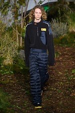 オフ-ホワイト 2019-20年秋冬コレクション - 公共放送が映し出すスペクタクルな世界｜写真21