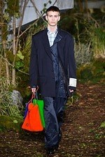 オフ-ホワイト 2019-20年秋冬コレクション - 公共放送が映し出すスペクタクルな世界｜写真24