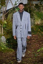 オフ-ホワイト 2019-20年秋冬コレクション - 公共放送が映し出すスペクタクルな世界｜写真28