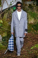 オフ-ホワイト 2019-20年秋冬コレクション - 公共放送が映し出すスペクタクルな世界｜写真29