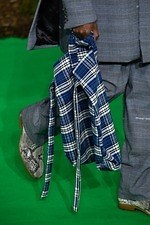 オフ-ホワイト 2019-20年秋冬コレクション - 公共放送が映し出すスペクタクルな世界｜写真30