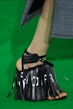 オフ-ホワイト 2019-20年秋冬コレクション - 公共放送が映し出すスペクタクルな世界｜写真32