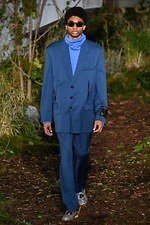 オフ-ホワイト 2019-20年秋冬コレクション - 公共放送が映し出すスペクタクルな世界｜写真36