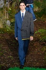 オフ-ホワイト 2019-20年秋冬コレクション - 公共放送が映し出すスペクタクルな世界｜写真38