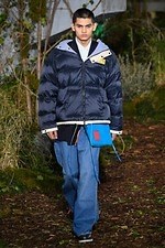 オフ-ホワイト 2019-20年秋冬コレクション - 公共放送が映し出すスペクタクルな世界｜写真40