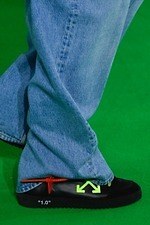 オフ-ホワイト 2019-20年秋冬コレクション - 公共放送が映し出すスペクタクルな世界｜写真43