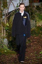 オフ-ホワイト 2019-20年秋冬コレクション - 公共放送が映し出すスペクタクルな世界｜写真46