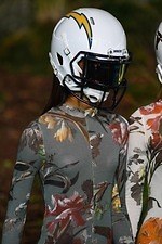 オフ-ホワイト 2019-20年秋冬コレクション - 公共放送が映し出すスペクタクルな世界｜写真50