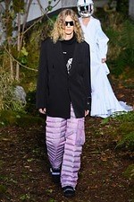 オフ-ホワイト 2019-20年秋冬コレクション - 公共放送が映し出すスペクタクルな世界｜写真52
