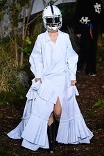 オフ-ホワイト 2019-20年秋冬コレクション - 公共放送が映し出すスペクタクルな世界｜写真53