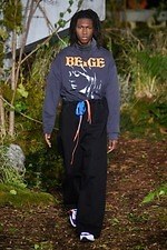 オフ-ホワイト 2019-20年秋冬コレクション - 公共放送が映し出すスペクタクルな世界｜写真59