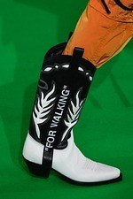 オフ-ホワイト 2019-20年秋冬コレクション - 公共放送が映し出すスペクタクルな世界｜写真61