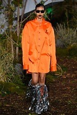 写真11 42 メンズ オレンジのシャツ ロング を使ったコーディネート着用 コレクションルックギャラリー ファッションプレス