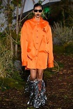 写真11 42 メンズ オレンジのシャツ ロング を使ったコーディネート着用 コレクションルックギャラリー ファッションプレス 写真11 42 メンズ オレンジのシャツ ロング を使ったコーディネート着用 コレクションルックギャラリー ファッションプレス