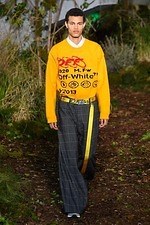オフ-ホワイト 2019-20年秋冬コレクション - 公共放送が映し出すスペクタクルな世界｜写真65