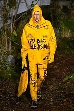 オフ-ホワイト 2019-20年秋冬コレクション - 公共放送が映し出すスペクタクルな世界｜写真67