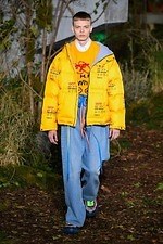 オフ-ホワイト 2019-20年秋冬コレクション - 公共放送が映し出すスペクタクルな世界｜写真70
