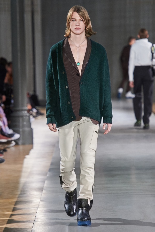 写真32 42 ページ2 メンズ 緑のセーター ニット を使ったコーディネート着用 コレクションルックギャラリー ファッションプレス