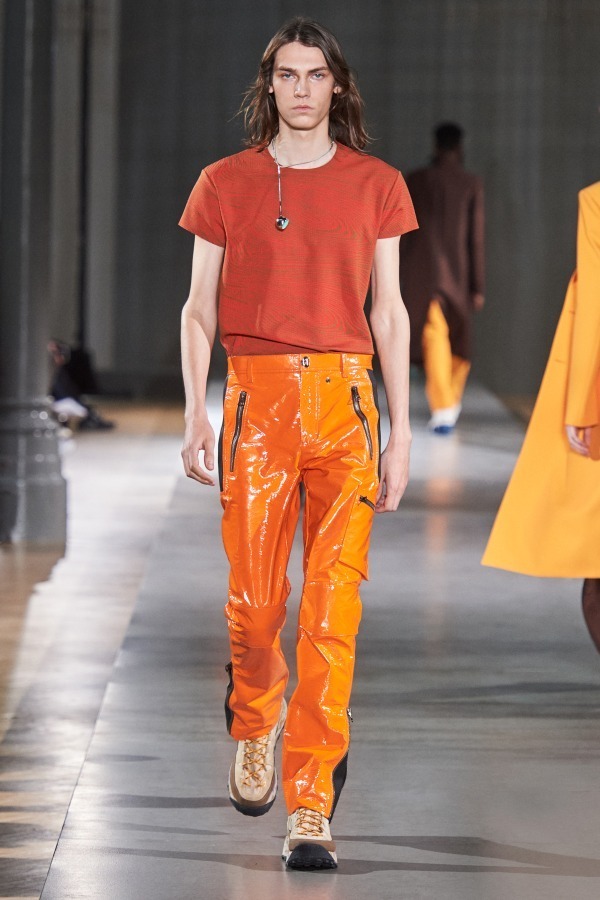 写真29 42 メンズ オレンジのパンツ ロング のコーディネート着用 コレクションルックギャラリー ファッションプレス