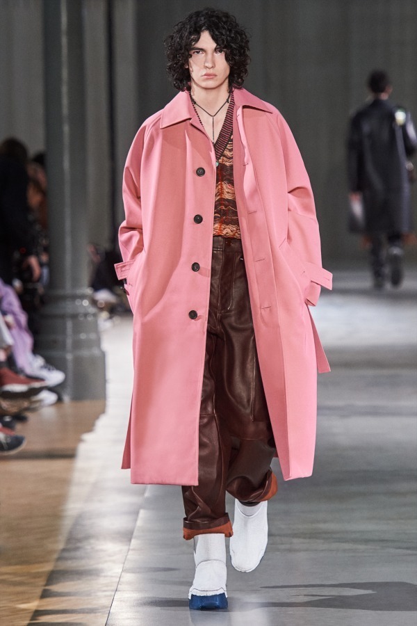 写真8 42 メンズ ピンクのステンカラーコートを使ったコーディネート着用 コレクションルックギャラリー ファッションプレス