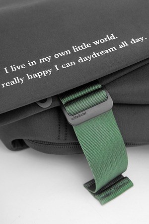 ジョンアンダーカバー×コート・エ・シエルのバックパック、ブルーやグリーンがアクセントの変形リュック|写真8