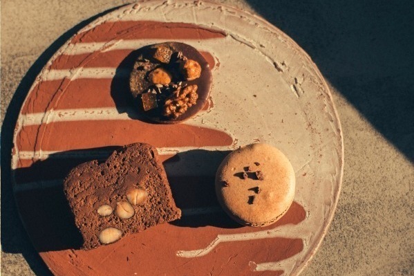 ピエール マルコリーニの限定ショップが原宿に、削りたてを味わう巨大チョコ＆和×カカオのコース試食会