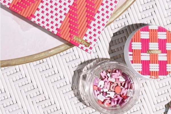 ランコム“パリのカフェ”イメージの春コスメ、ブランドロゴ型チークやグリッターアイシャドウ