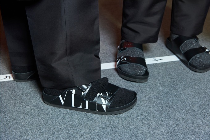 ヴァレンティノ×ビルケンシュトック、“VLTN”ロゴの定番サンダル 
