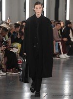 ヴァレンティノ 2019年秋冬メンズコレクション、ストリートの文脈をリュクスなテーラリングで再解釈｜写真3