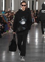 ヴァレンティノ 2019年秋冬メンズコレクション、ストリートの文脈をリュクスなテーラリングで再解釈｜写真18