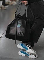 ヴァレンティノ 2019年秋冬メンズコレクション、ストリートの文脈をリュクスなテーラリングで再解釈｜写真19