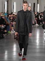 ヴァレンティノ 2019年秋冬メンズコレクション、ストリートの文脈をリュクスなテーラリングで再解釈｜写真30